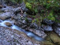 Bemooste, geschichtete Felswand hinter Bachengstelle - Klausgraben